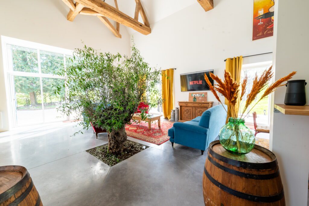 Salon lumineux et chaleureux du gîte au Domaine d’Ailleurs aux portes de la Champagne