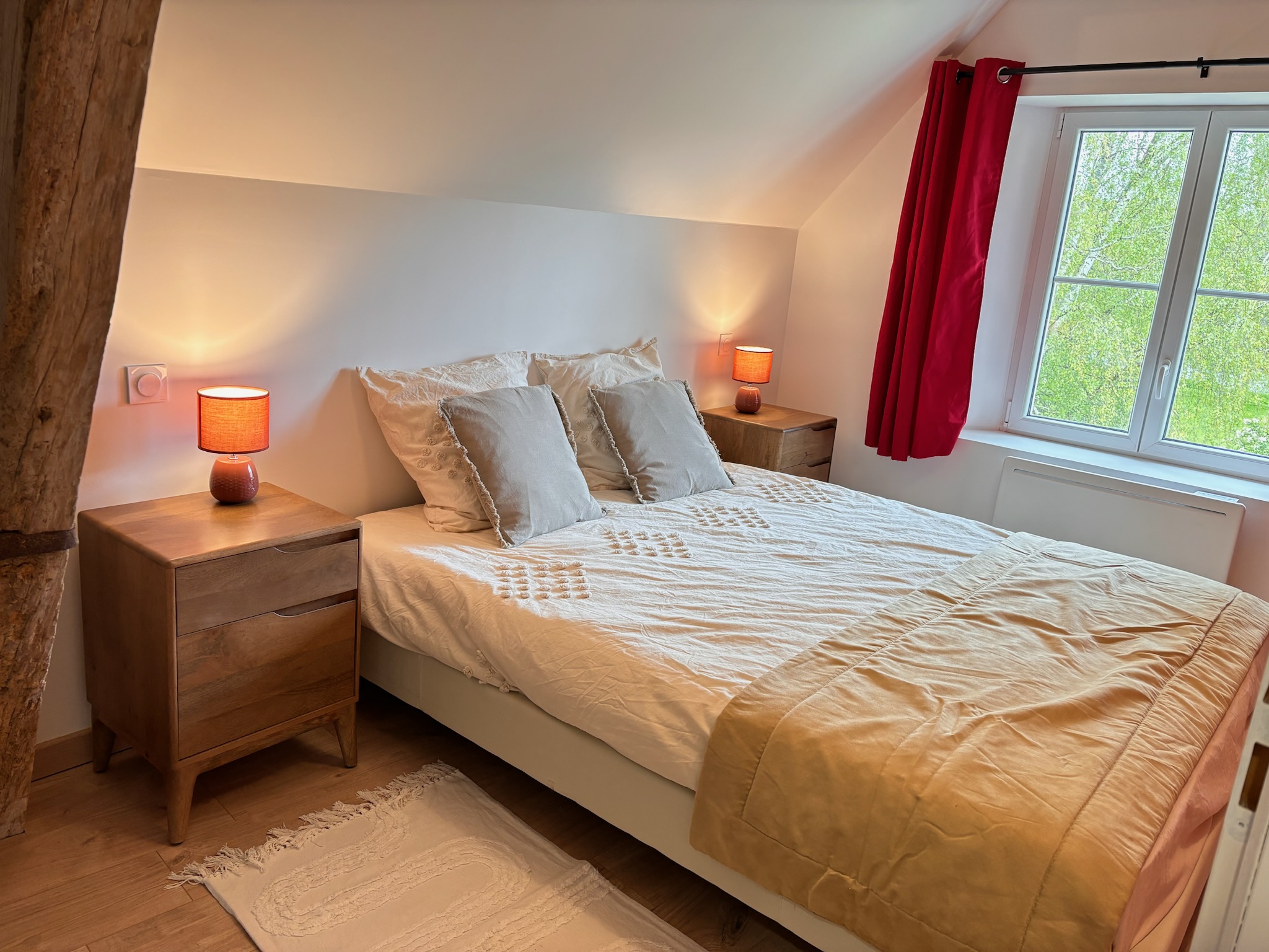 Façade du gîte L’Hirondelle au Domaine d’Ailleurs