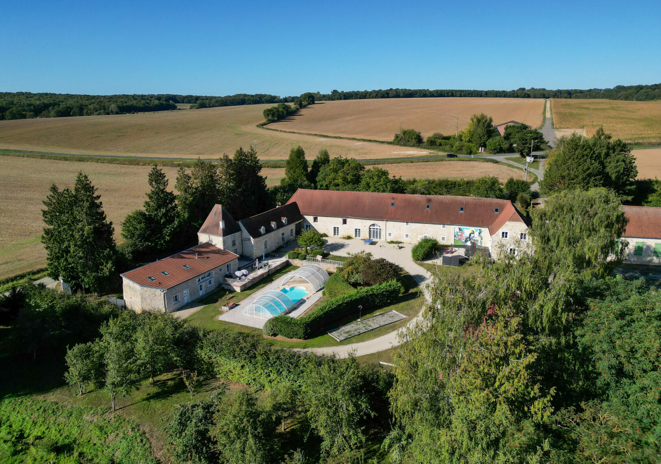 Détente au bord de la piscine intérieure chauffée au Domaine d'Ailleurs