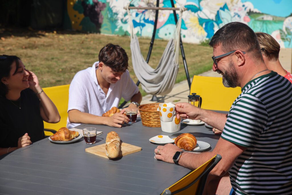 Petit déjeuner convivial lors d’un week-end EVJF au Domaine d’Ailleurs en Champagne
