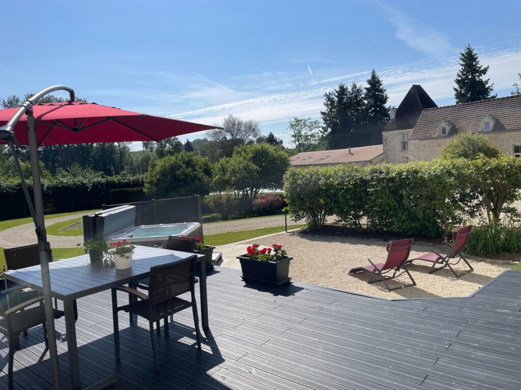 Groupe réuni dans un gîte privatif en Champagne pour un séjour entre amis ou en famille, espace de vie commun et terrasse