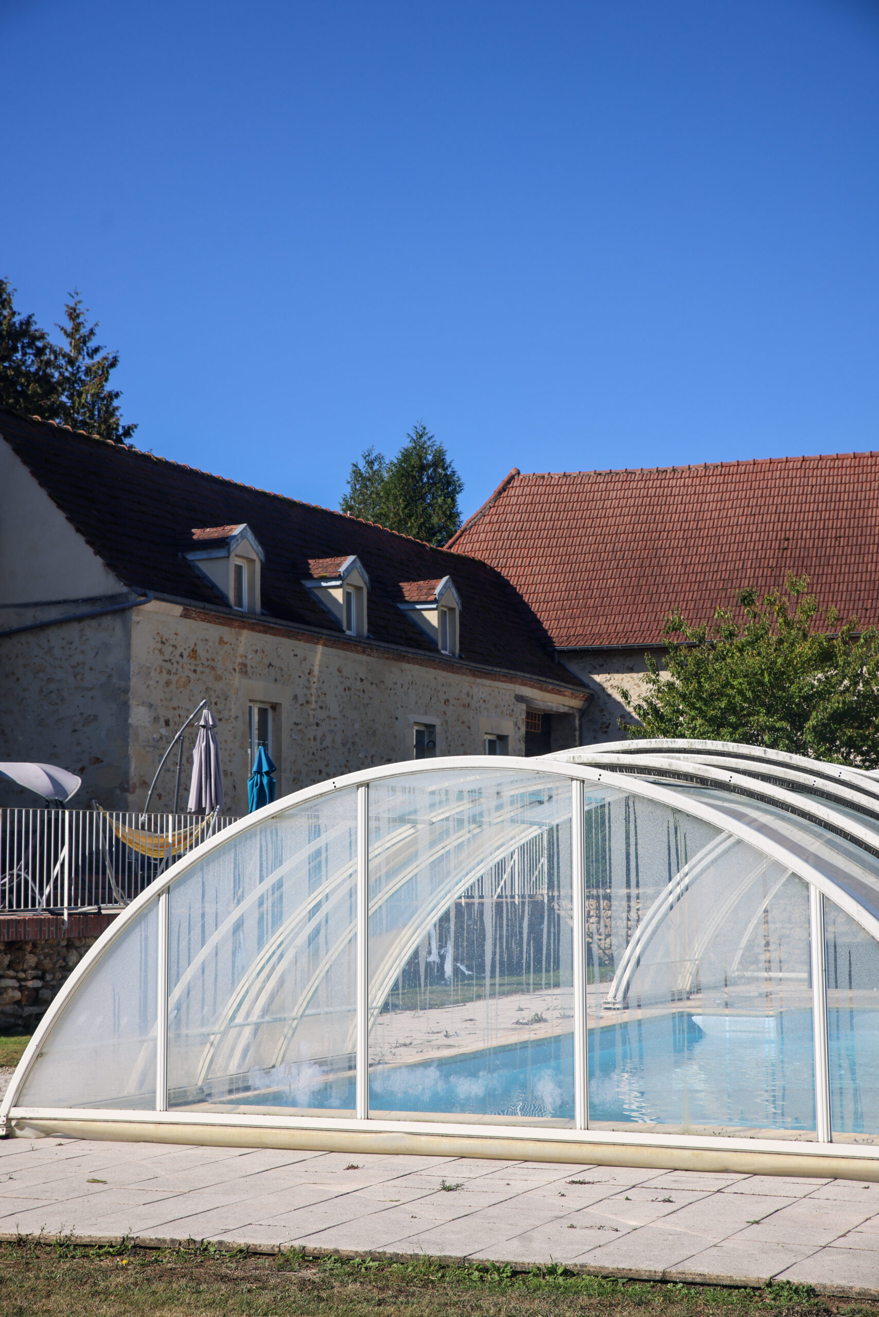 Piscine extérieure du Domaine d’Ailleurs ouverte en saison aux portes de la Champagne