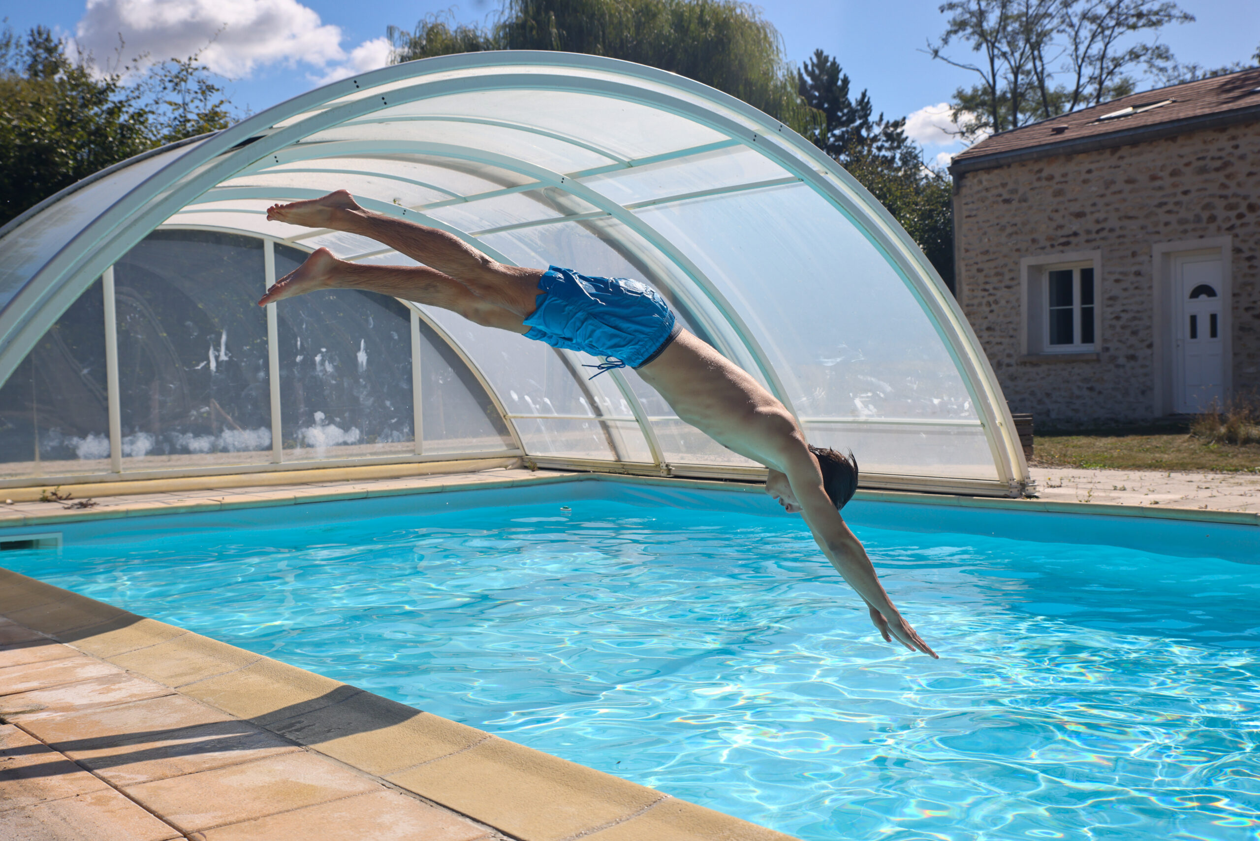 Nouvelle piscine extérieure d'été commune au Domaine d’Ailleurs