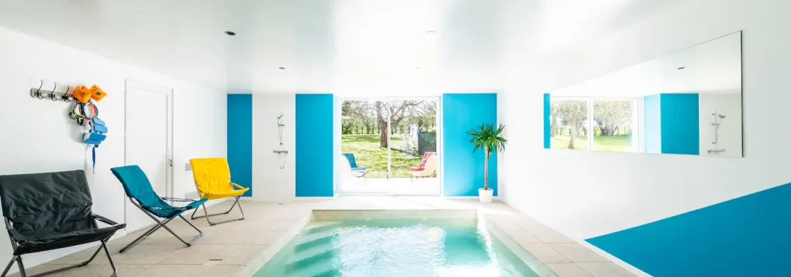 Piscine intérieure chauffée du gîte en Champagne – Domaine d’Ailleurs