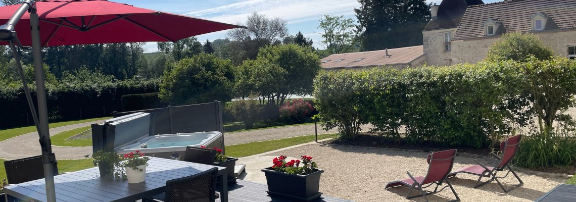 Groupe réuni dans un gîte privatif en Champagne pour un séjour entre amis ou en famille, espace de vie commun et terrasse