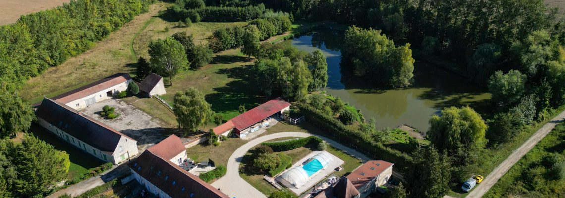 Domaine avec gîte en Champagne et piscine – vue aérienne en pleine nature