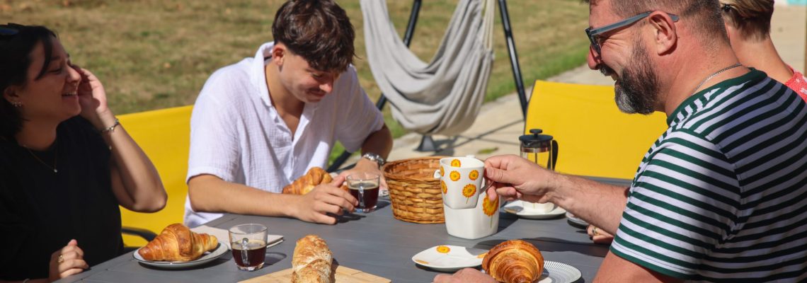 Petit déjeuner convivial lors d’un week-end EVJF au Domaine d’Ailleurs en Champagne